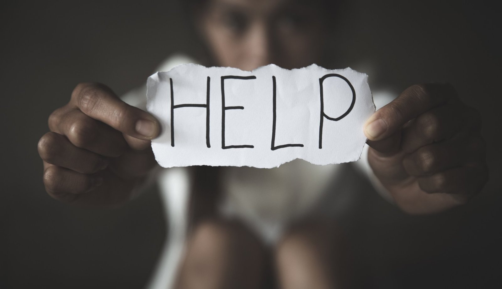 धनबाद स्टेशन पर महिला ने बहला फुसला कर किशोरी को धकेला देह व्यापार के दलदल में, राज्य बाल संरक्षण आयोग ने Zero FIR दर्ज कर फरार महिला को पकड़ने का दिया निर्देश…