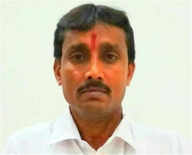 धनबाद के पूर्व जिप अध्यक्ष पर भारी पड़ रहा है मुखिया..जानिए किस मामले में कारवाई नहीं होने पर डीसी के गाड़ी के आगे कूदने की धमकी..