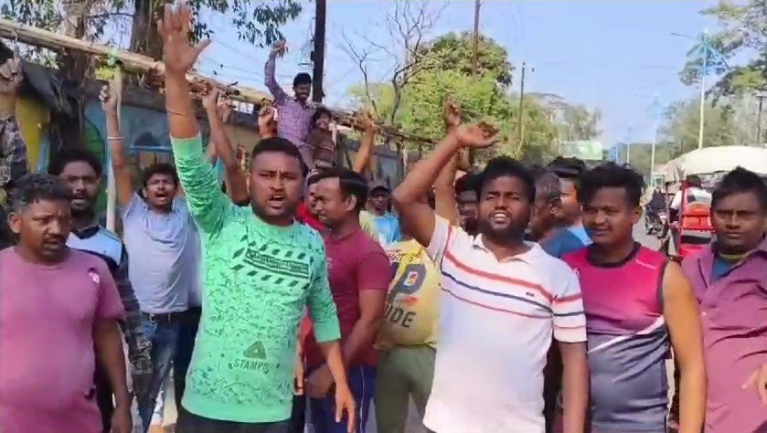 AGITATION:दुकान लगाने से रोकने पर गुस्से से लाल पीले हुए फुटपाथ दुकानदार.. भारी नाराजगी व आक्रोश देख बेरंग लौटे निगम ऑफिसर..