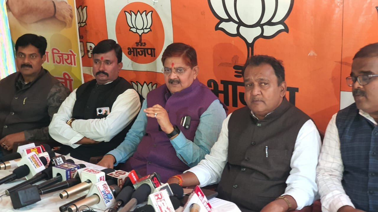 MLA राज ने PC कर कहा.. सांसद धीरज साहू IT रेड व 300 करोड़ जब्ती मामले में कांग्रेसी देश से माफ़ी मांगने के बजाय शर्मिंदा भी नहीं हो रहें..11 दिसंबर को धनबाद में BJP करेगी प्रदर्शन…